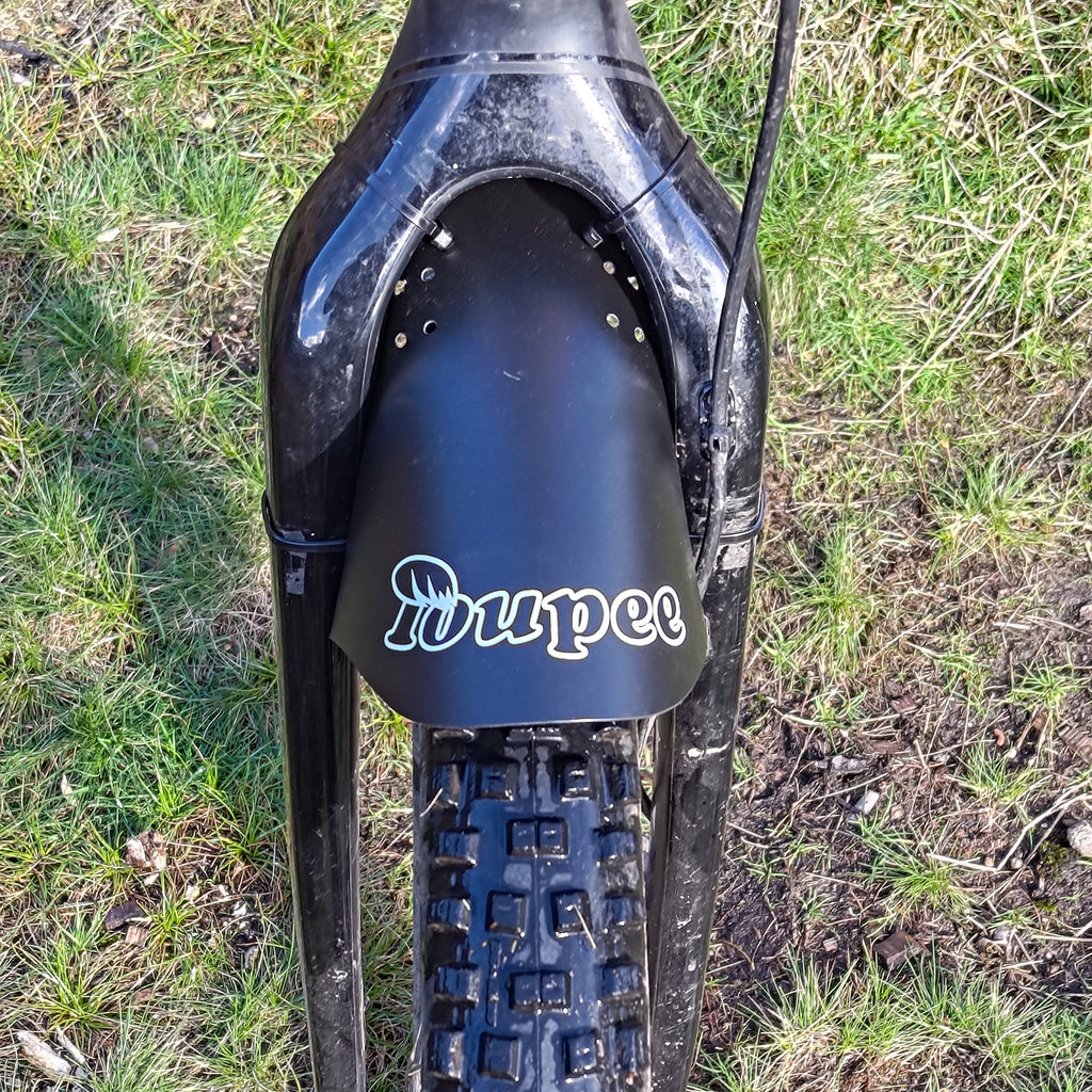 Toupee shorty mudguard mounted on a rigid MTB fork, seen from above