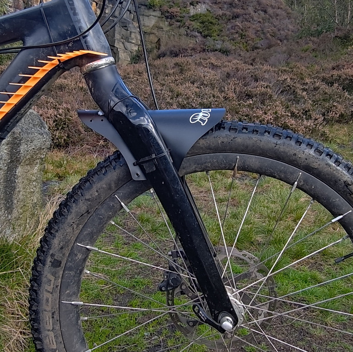 Toupee shorty mudguard mounted on a rigid MTB fork