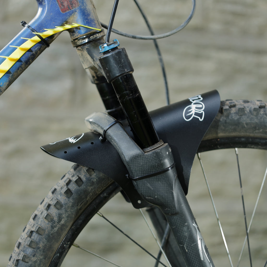Toupee shorty mudguard mounted on an MTB suspension fork with a reverse arch