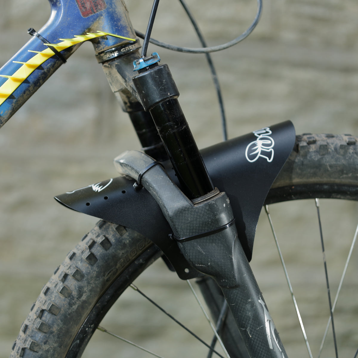 Toupee shorty mudguard mounted on an MTB suspension fork with a reverse arch